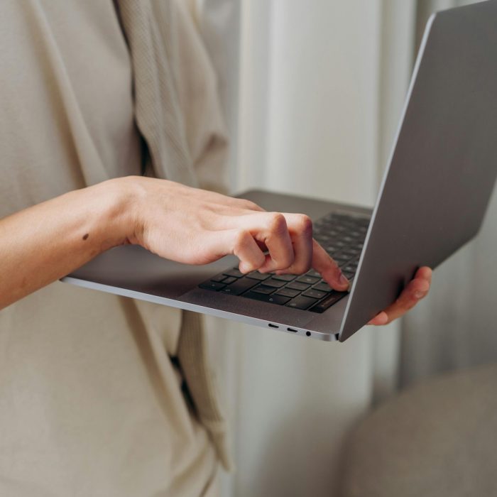 pexels-mikhail-nilov-6968091